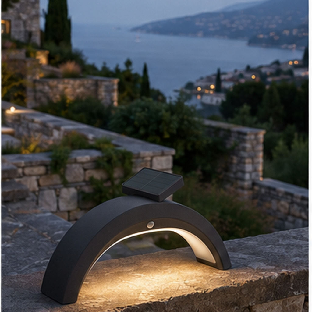 LumiSolar Arc – Lampe solaire de jardin basse consommation
